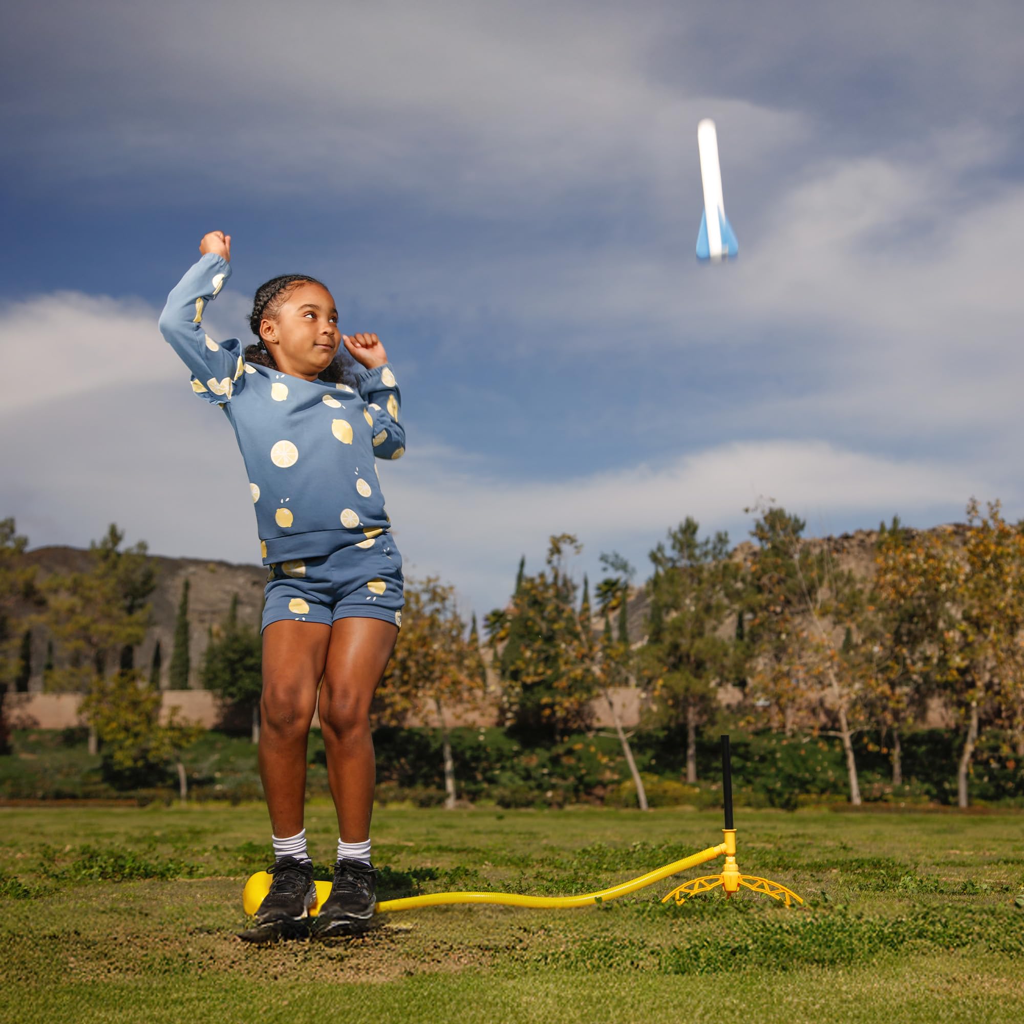 Stomp Rocket comparación con mano para mostrar tamaño amigable infantil