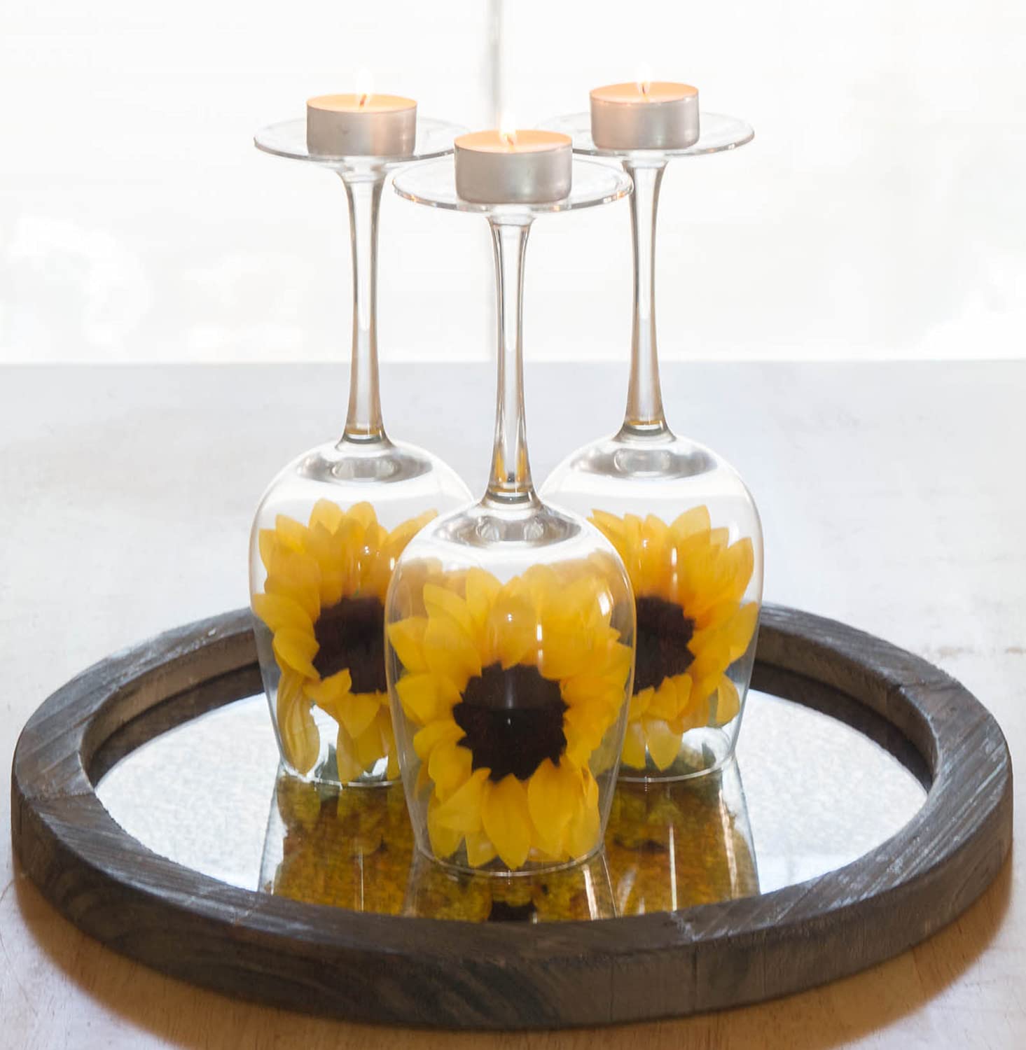 Varias Stonebriar velas iluminando una mesa de restaurante, elegancia consistente