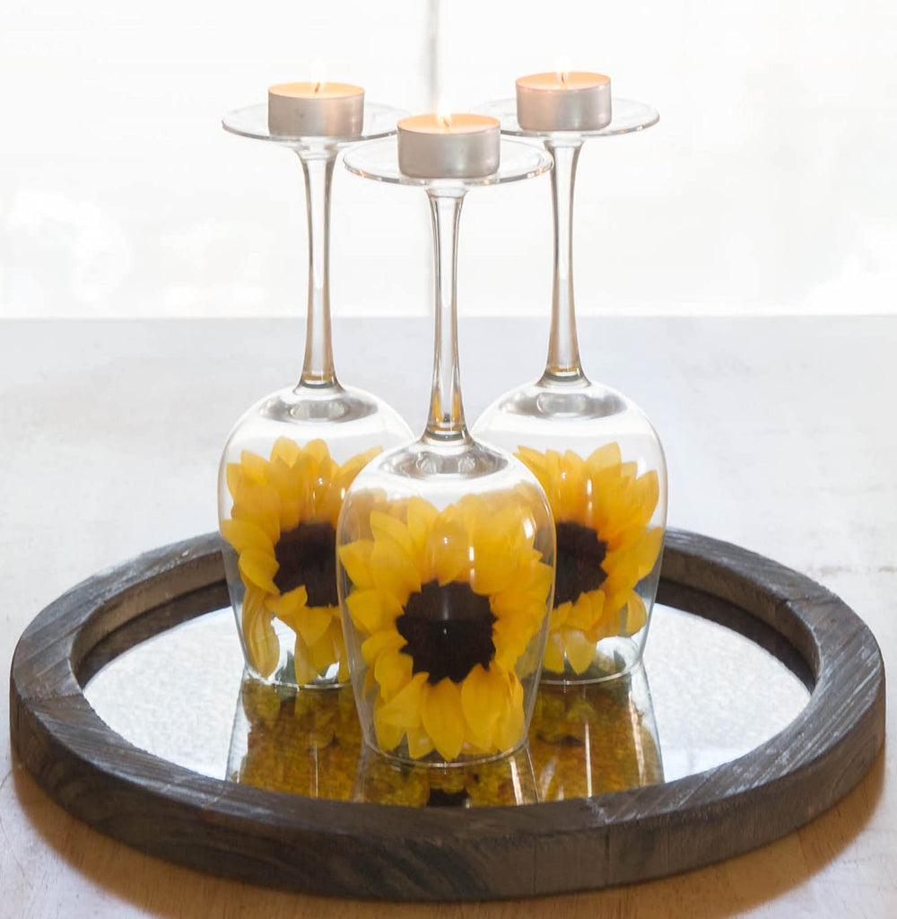 Varias Stonebriar velas iluminando una mesa de restaurante, elegancia consistente