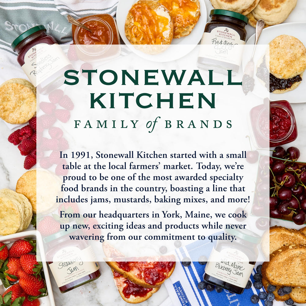 Stonewall Kitchen crepe junto a una taza para mostrar escala y porción