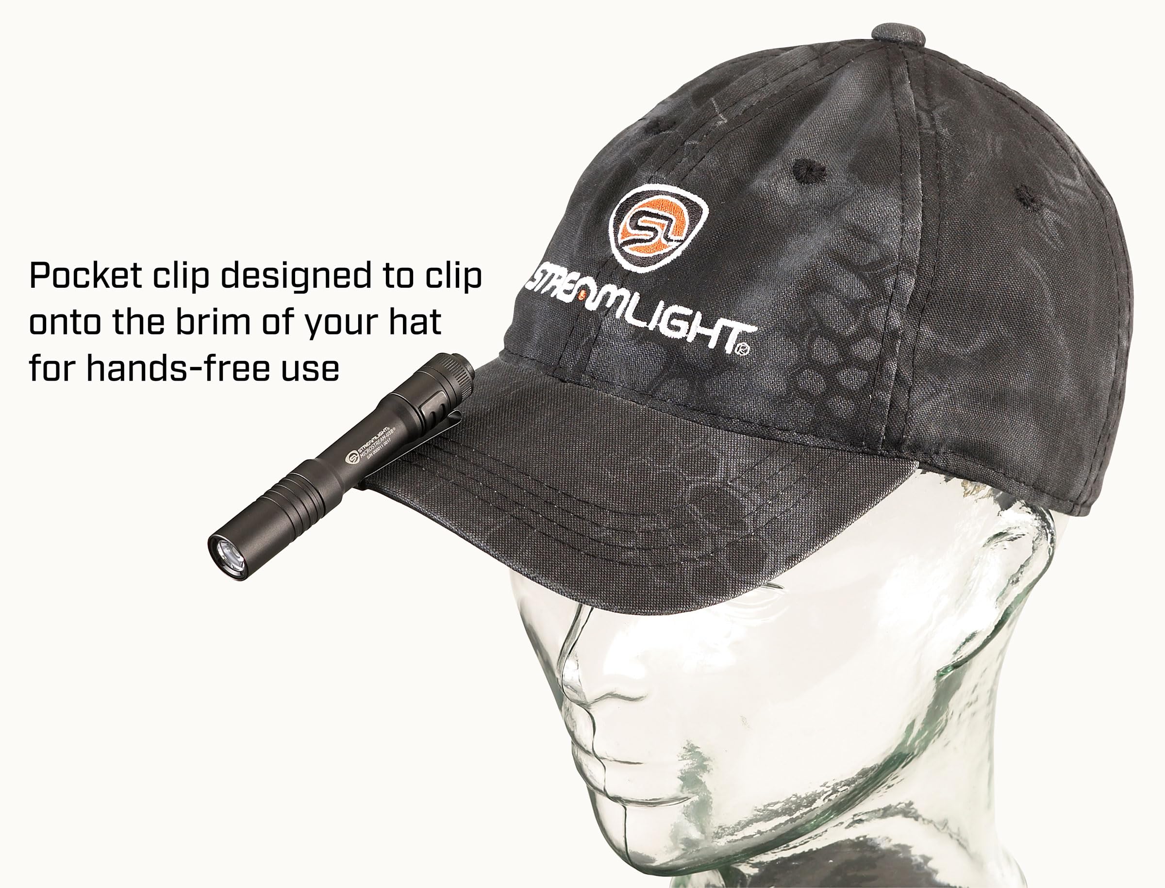 Streamlight MicroStream clip sujeto en visera demostrando uso manos libres