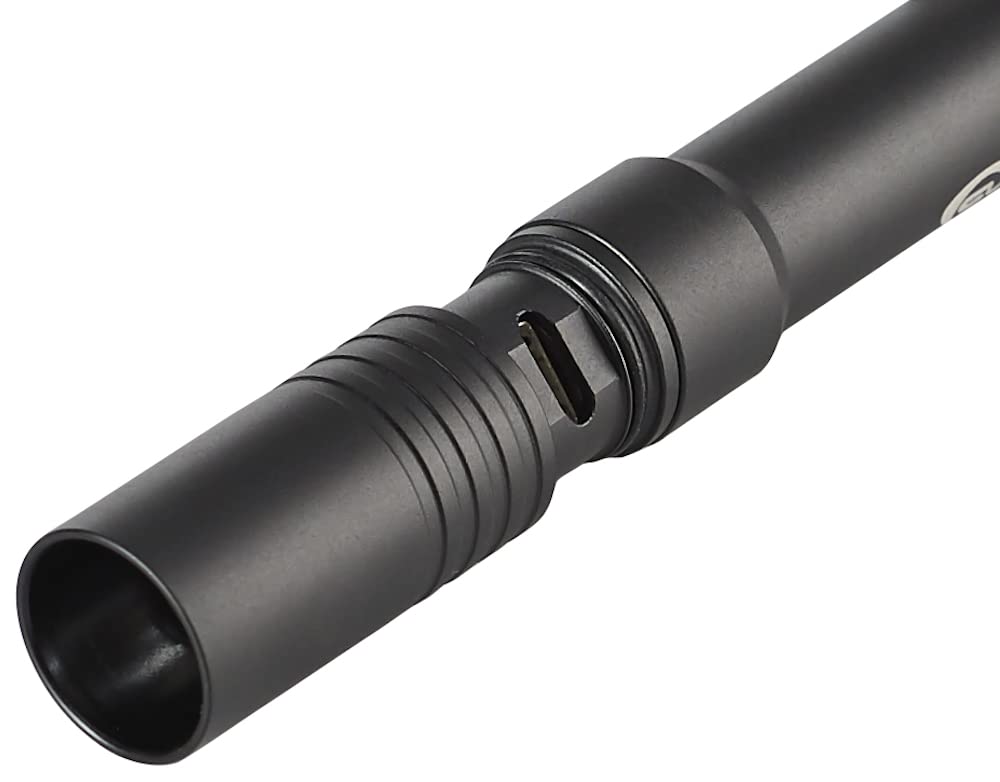 Streamlight Stylus Pro puerto USB protegido mostrando recarga rápida