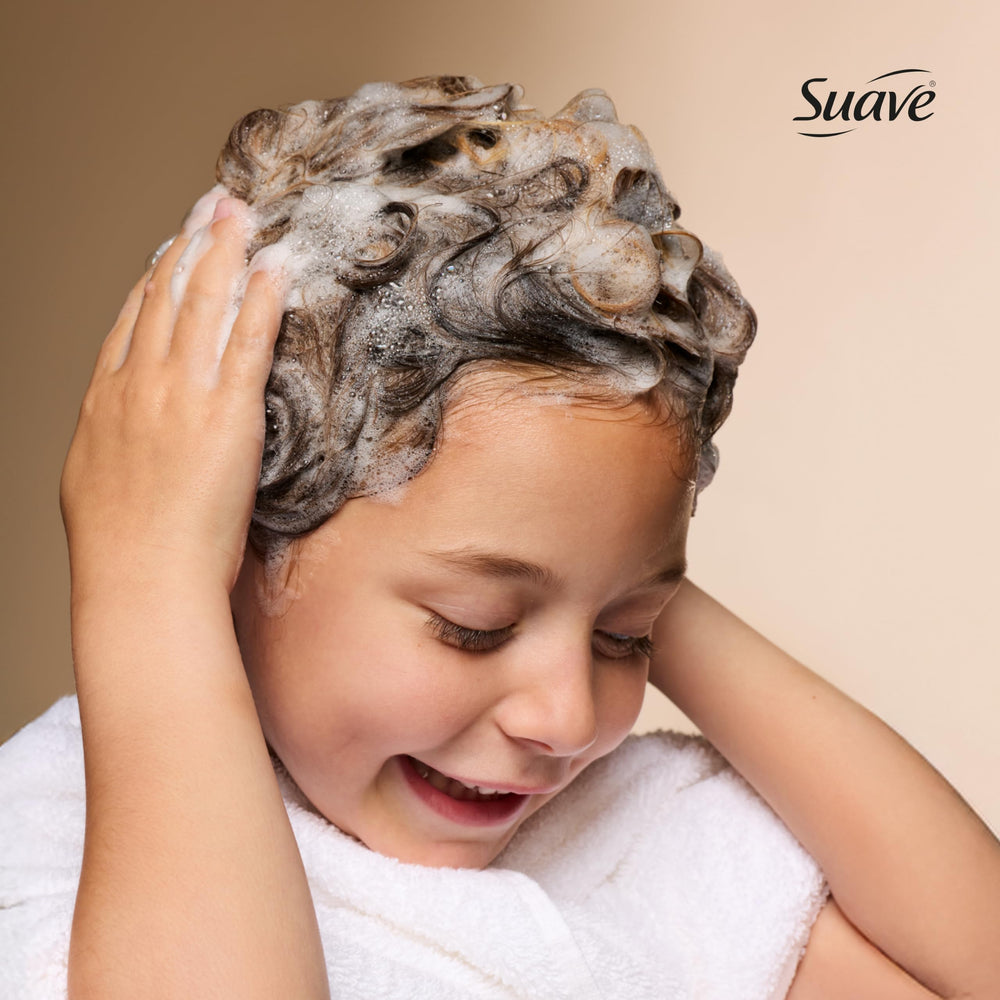 Suave producto en manos de adulto limpiando niño sin lágrimas