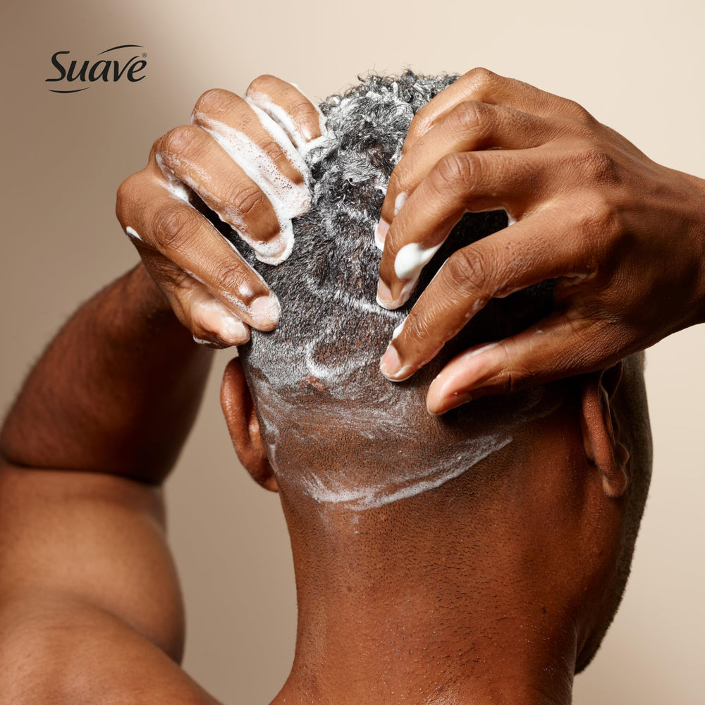 Suave Men persona usando el producto en la ducha para limpieza rápida