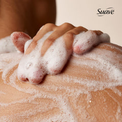Persona usando Suave Strawberry Delight en la ducha para una sensación refrescante