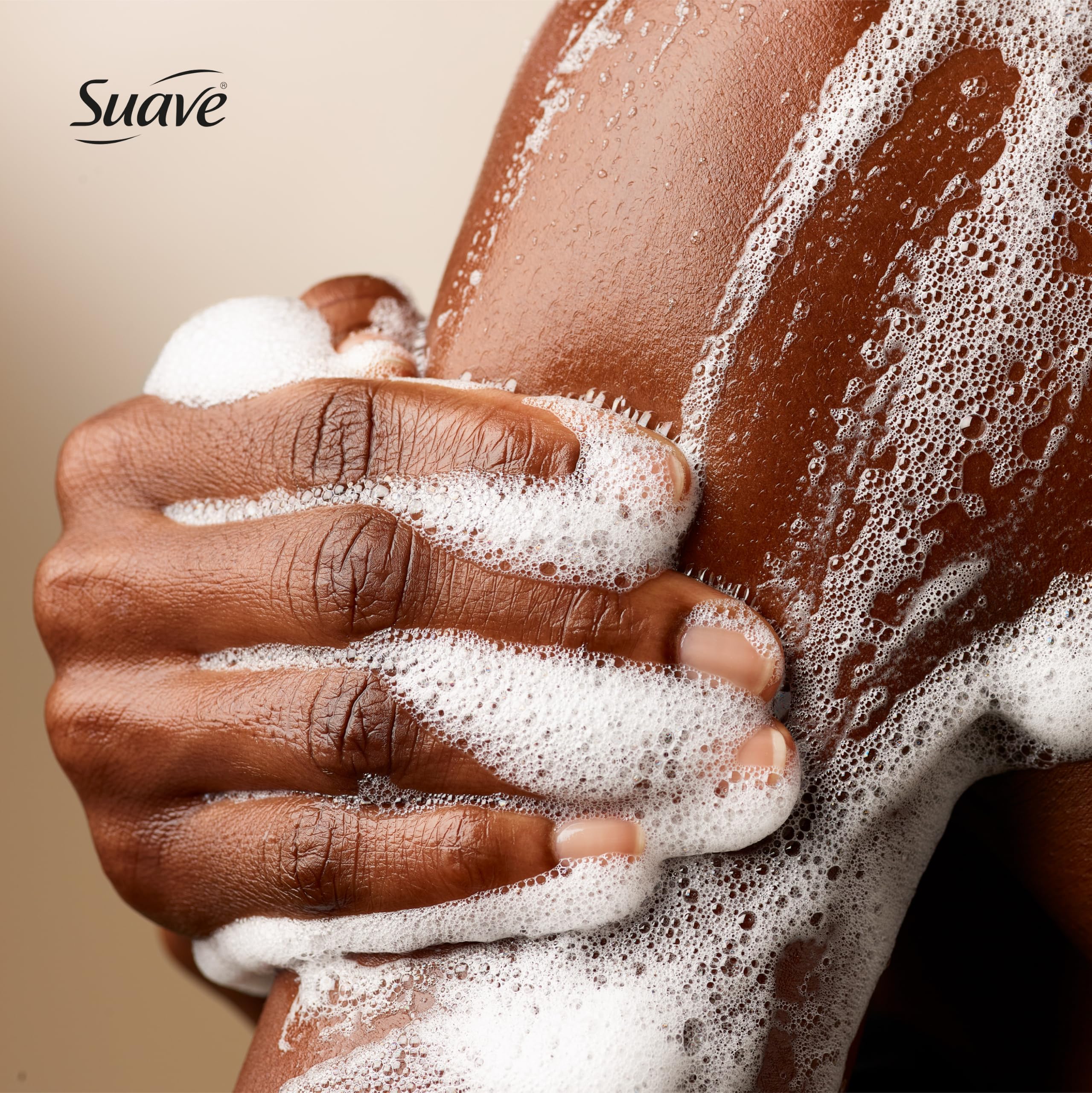 Persona usando Suave gel de ducha en la ducha aportando frescura