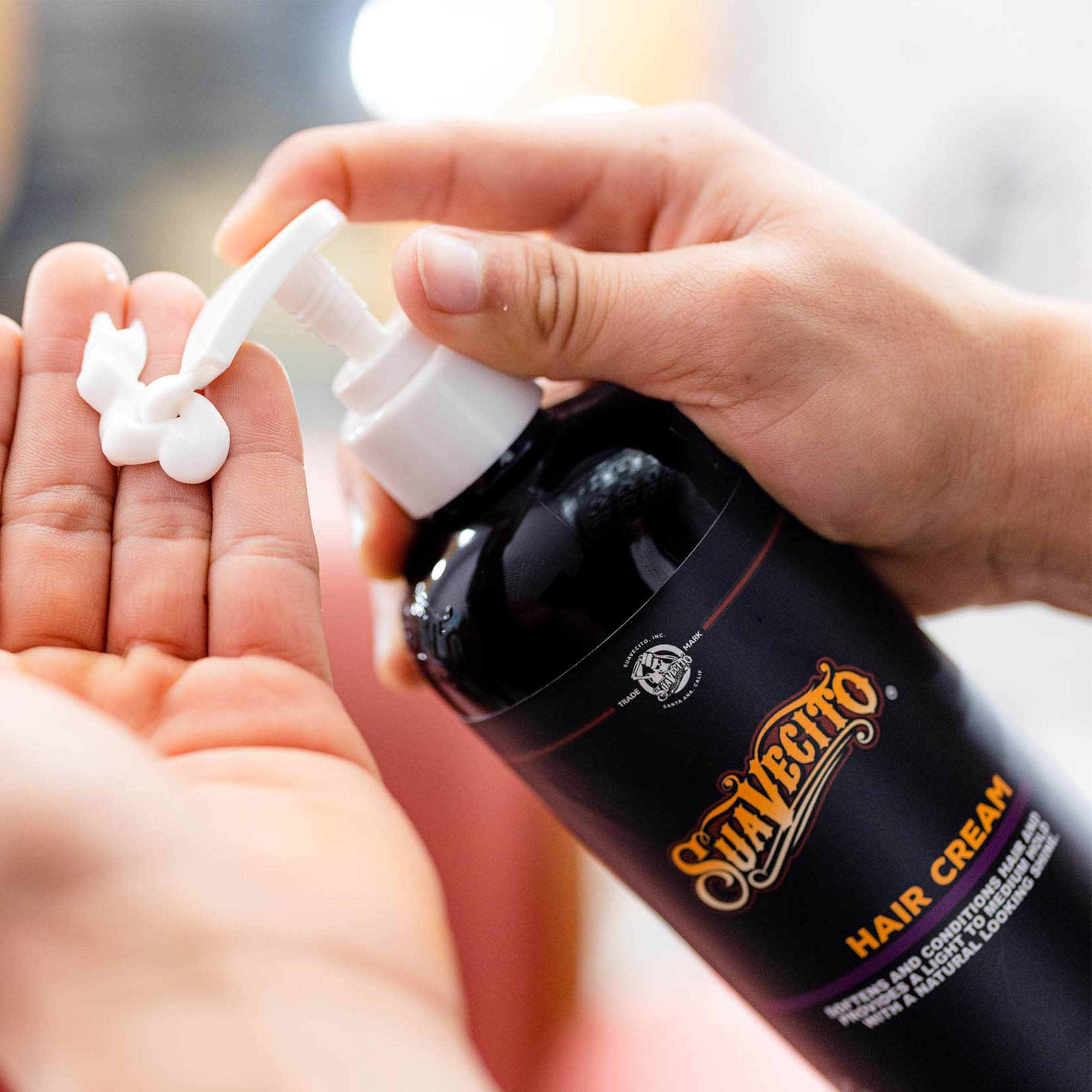 Suavecito Pomade etiqueta con ingredientes clave que resaltan acondicionamiento