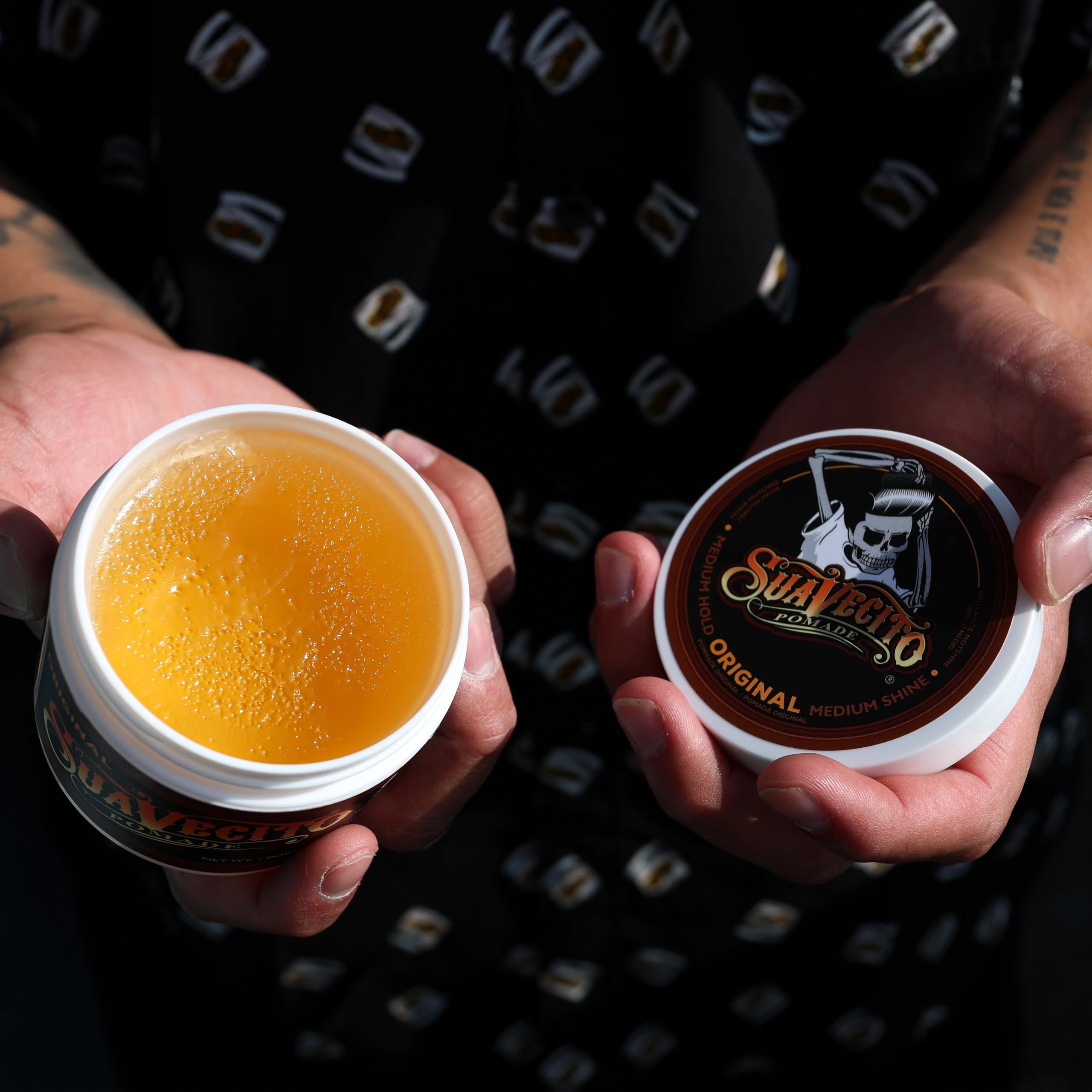 Barbero aplicando Suavecito Pomade en cliente profesionalmente