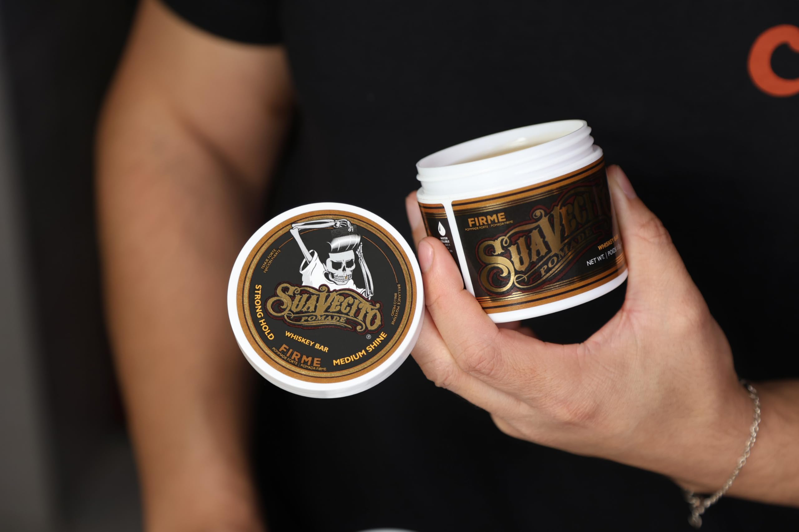 Suavecito Pomade junto a una regla para comparar su tamaño de 4 oz práctico