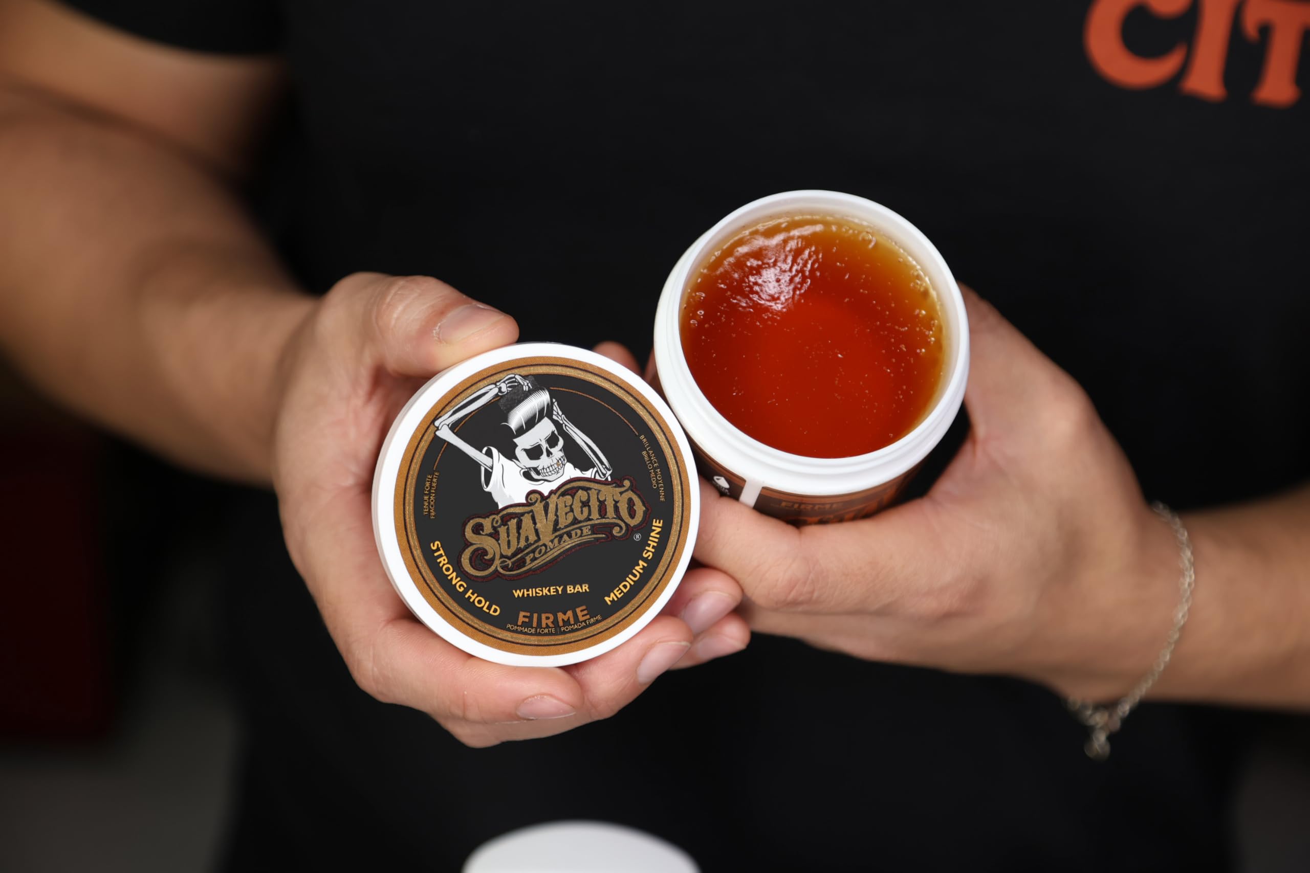 Suavecito Pomade etiqueta Whiskey Bar destacando aroma a whiskey y notas de cedro