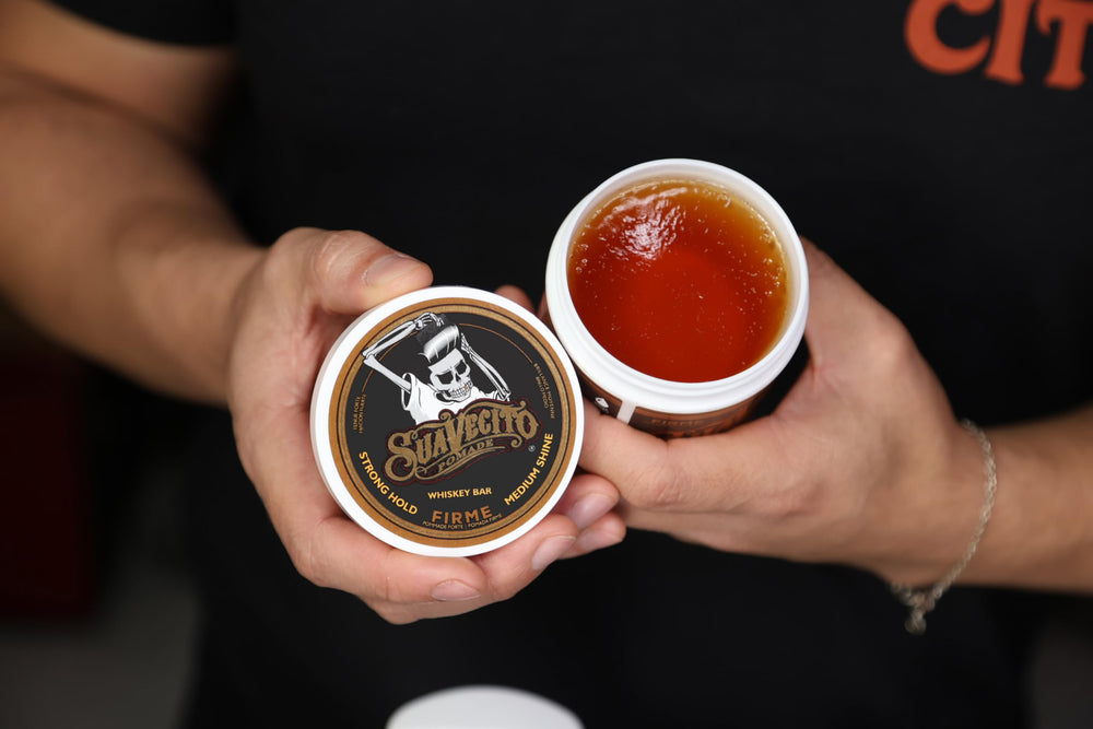 Suavecito Pomade etiqueta Whiskey Bar destacando aroma a whiskey y notas de cedro