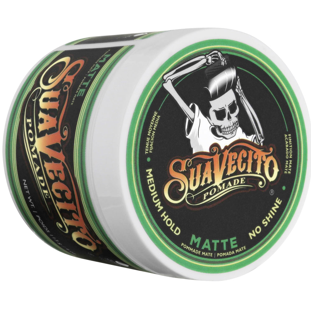 Suavecito Pomade en baño entre otros productos, orden y estética