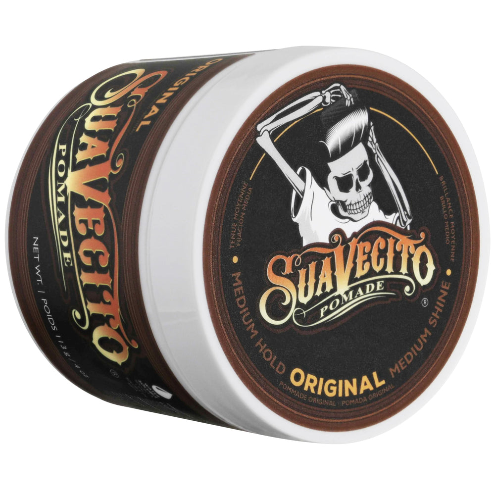 Comparación de tamaño de Suavecito Pomade en la mano para escala práctica