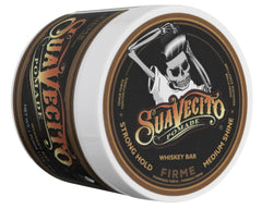 Suavecito Pomade textura cremosa en la mano para fácil aplicación y control