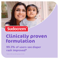 Sudocrem en uso durante cambio de pañal mostrando protección efectiva