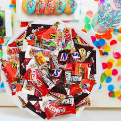 SUGADELIC chocolates en uso sobre mesa de fiesta, facilita servicio a invitados