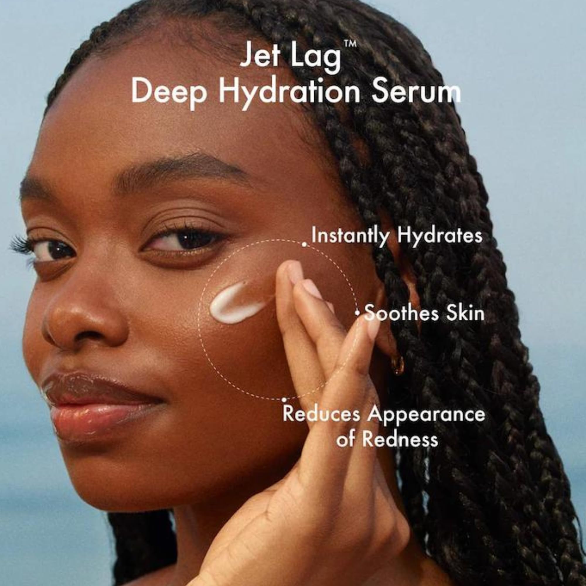 Summer Fridays suero Deep Hydration con gotero en mano para humectar profundamente