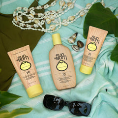 Sun Bum tamaño 8 oz en mano para comparar volumen práctico