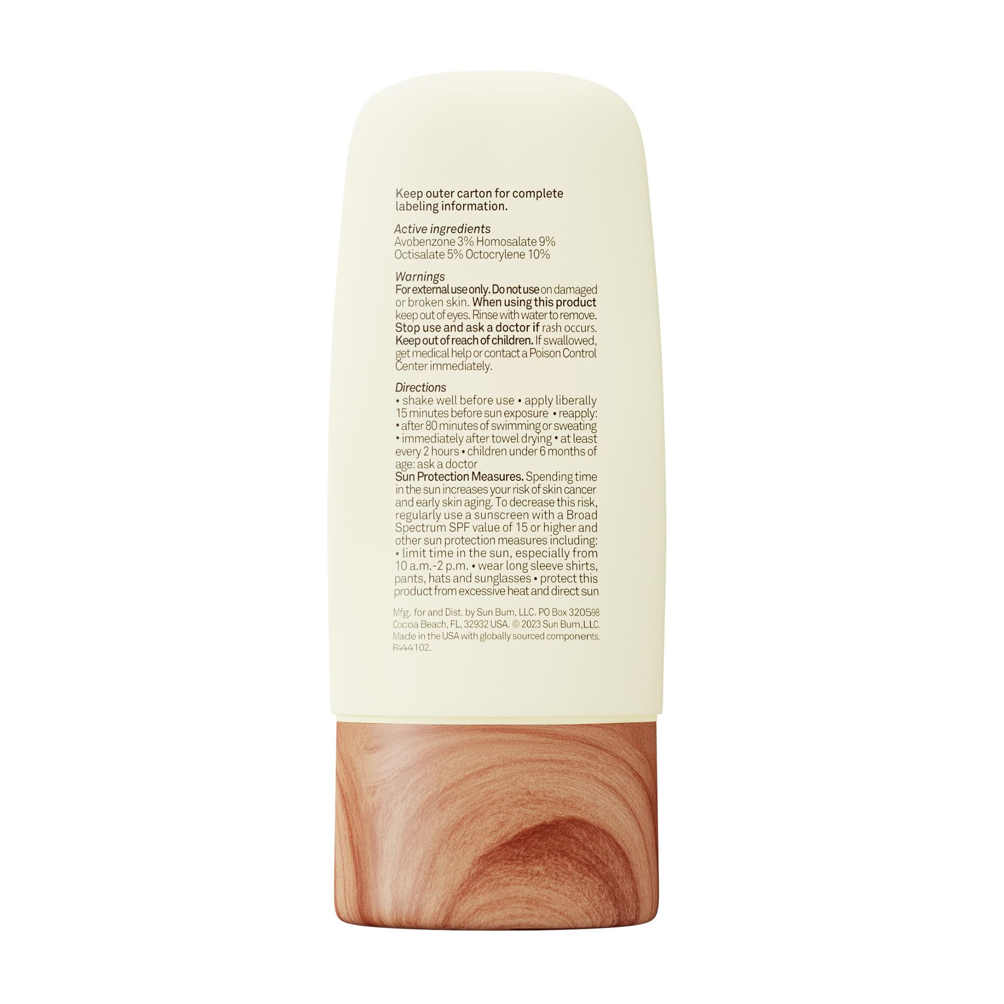 Sun Bum gel en neceser en playa mostrando conveniencia para viajes