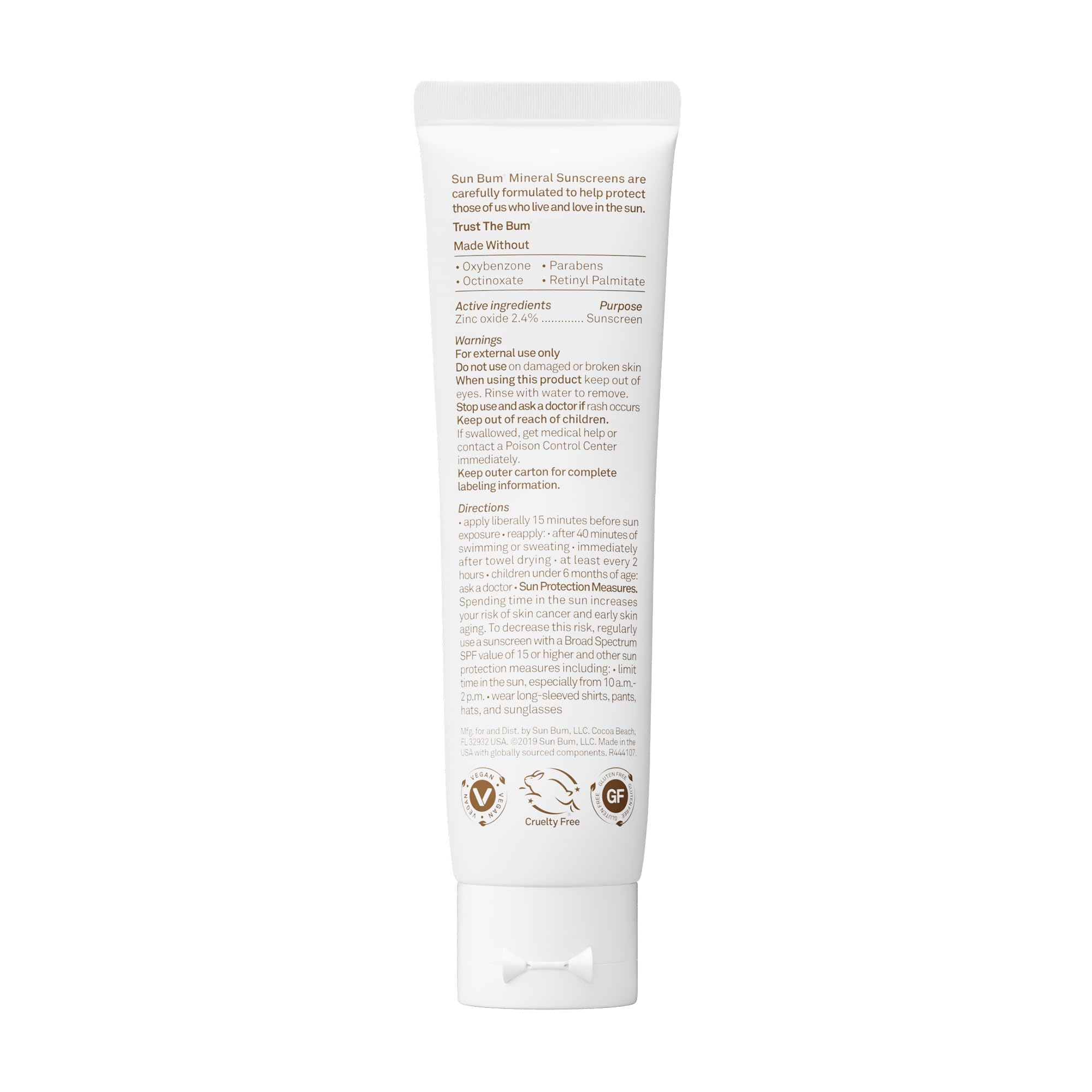 Sun Bum tubo de 1.7 oz junto a objetos de viaje para comparar escala