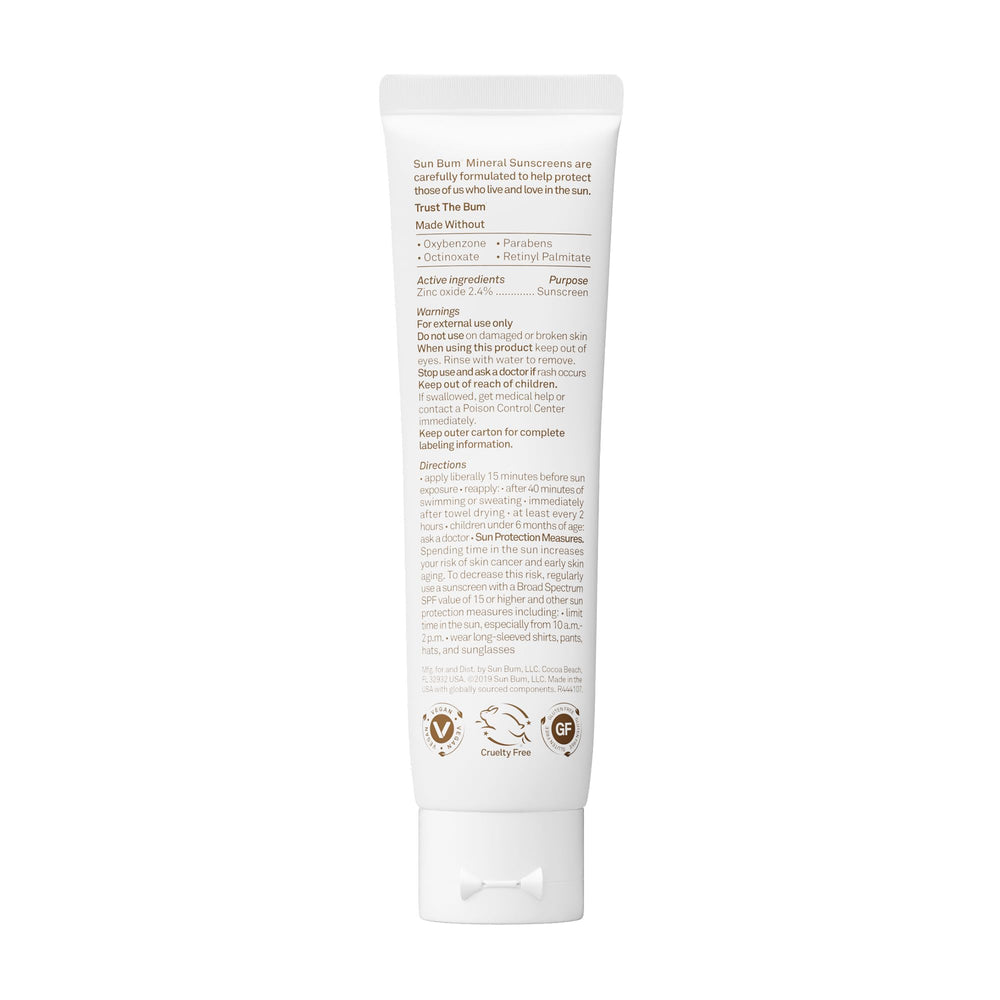 Sun Bum tubo de 1.7 oz junto a objetos de viaje para comparar escala