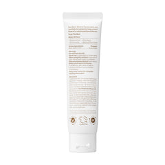 Sun Bum tubo de 1.7 oz junto a objetos de viaje para comparar escala