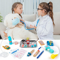 Sundaymot manos de niño usando el estetoscopio para juegos educativos