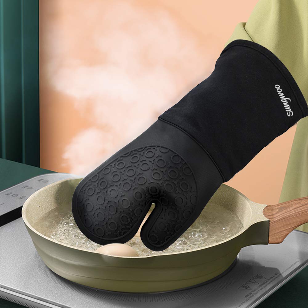 sungwoo guantes bajo grifo demostrando limpieza rápida