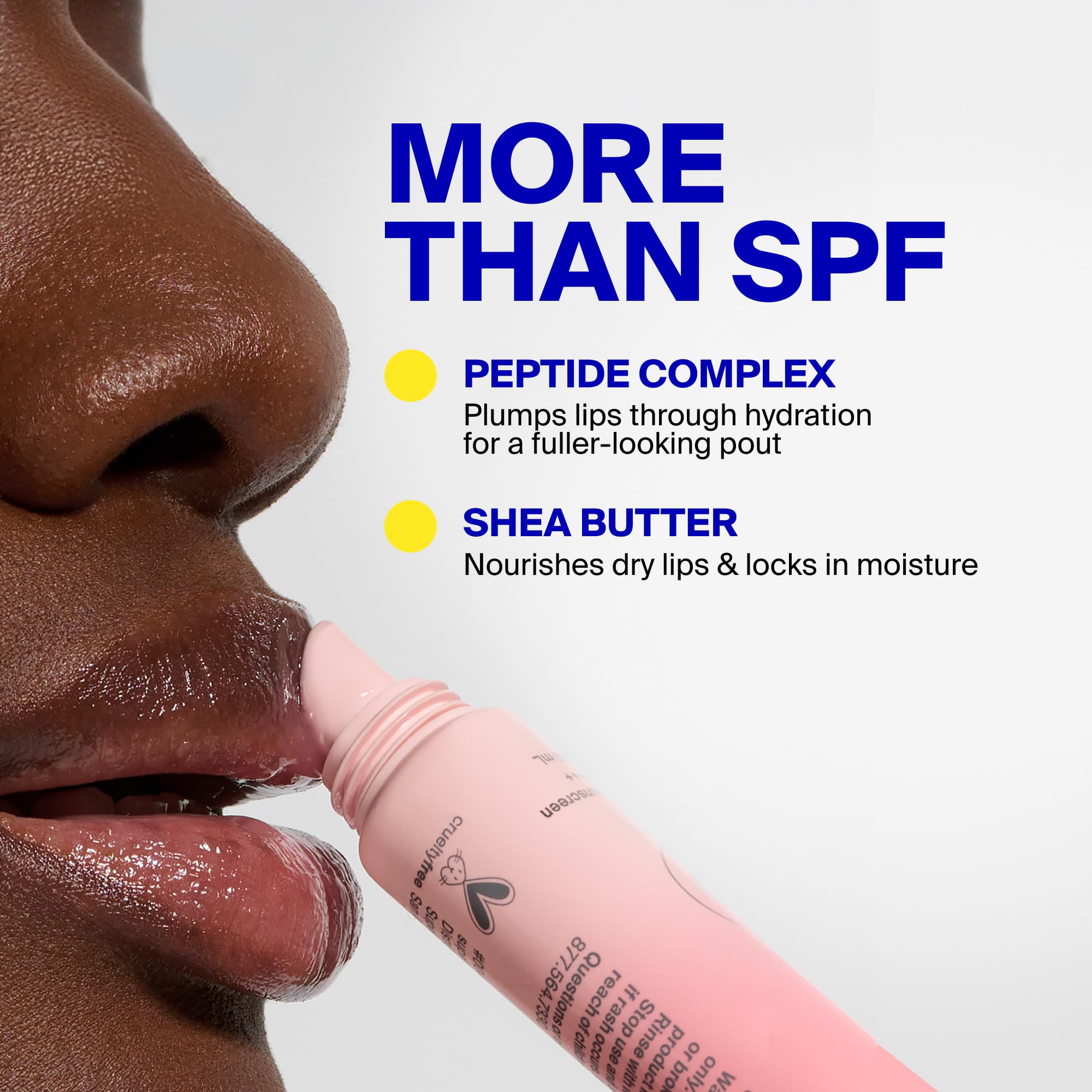 Supergoop! primer plano del brillo alto que ilumina los labios al reflejar la luz