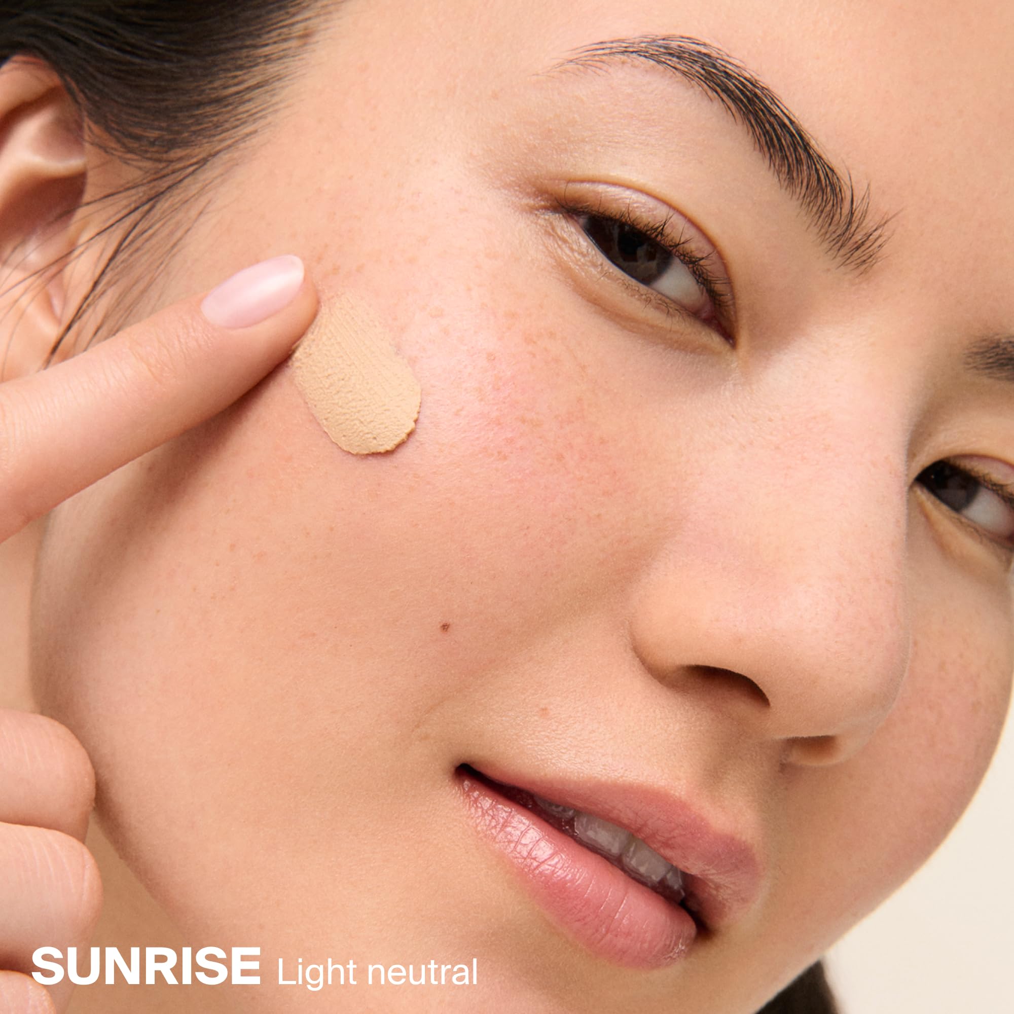Supergoop! aplicación en rostro y cuello que unifica tono y controla brillo
