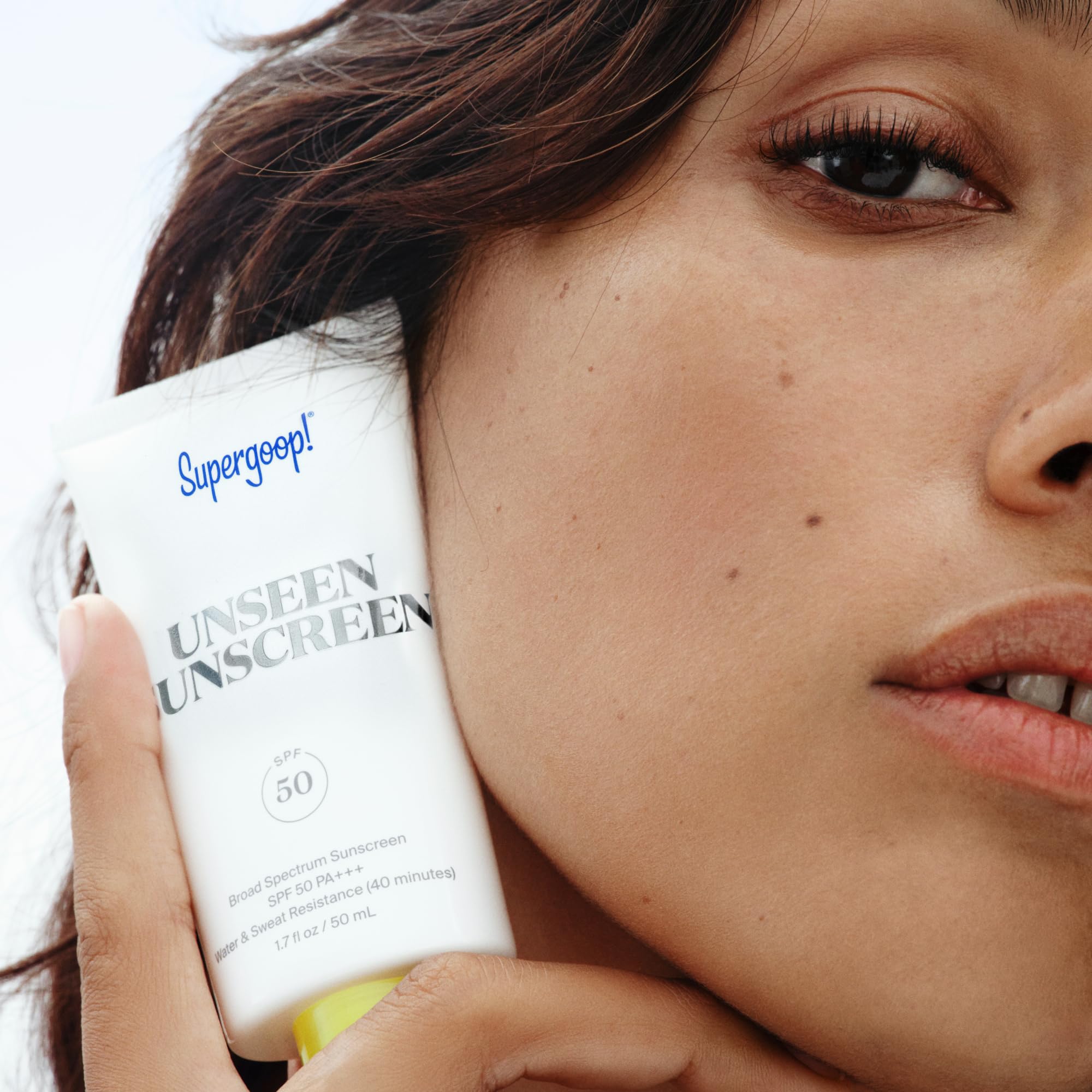 Supergoop! packaging en ambiente lifestyle sugerente y práctico