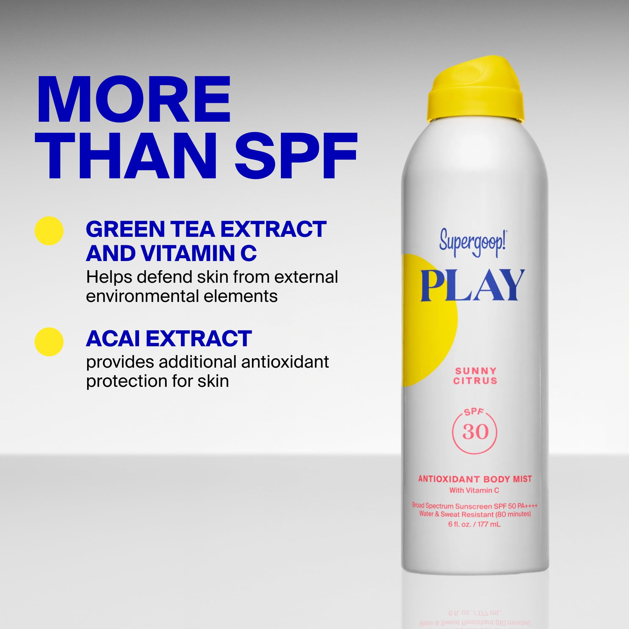 Supergoop! manos aplicando la bruma demostrando fácil cobertura corporal