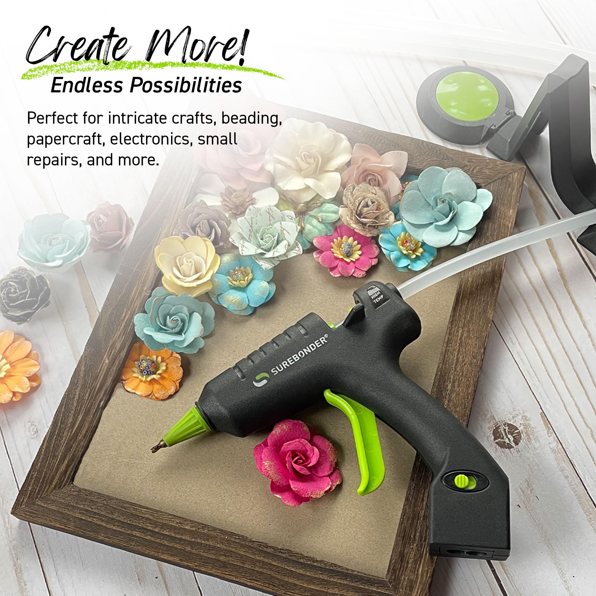 Surebonder en taller creativo aplicando pegamento en manualidades