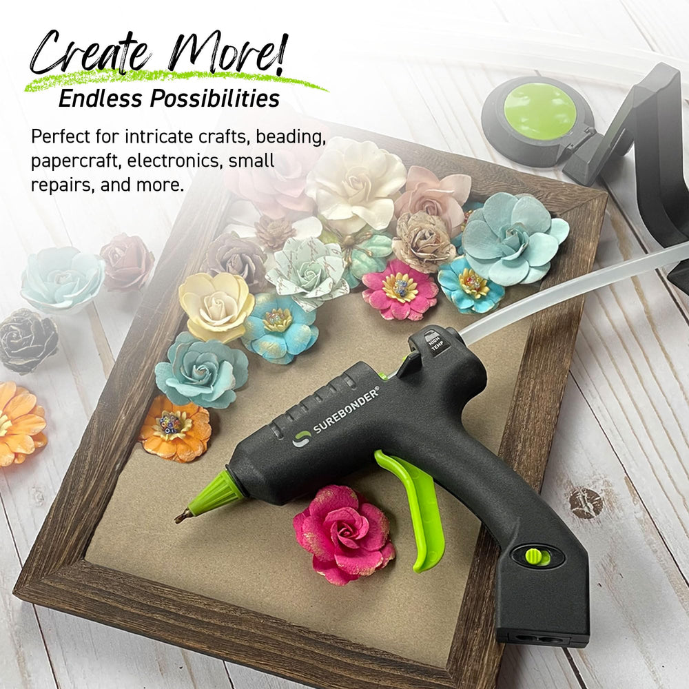 Surebonder en taller creativo aplicando pegamento en manualidades