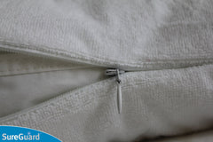 SureGuard funda colocada en almohada mostrando ajuste y aspecto final