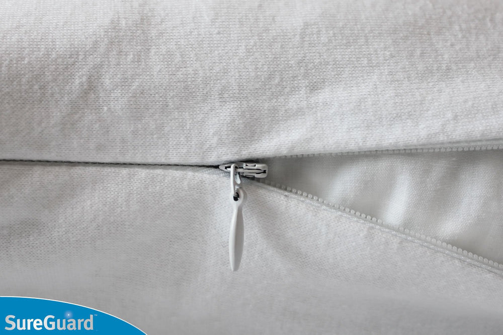 SureGuard funda colocada en almohada sobre cama, aspecto limpio y ordenado