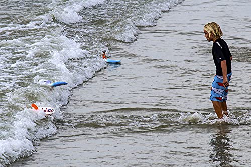 Surfer Dudes piezas encajadas durante el ensamblaje rápido y sencillo en la playa
