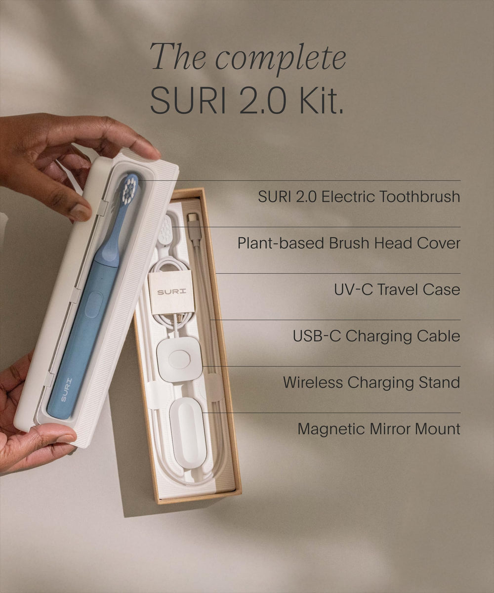SURI al lado de un cepillo manual para comparar tamaño y comodidad de viaje