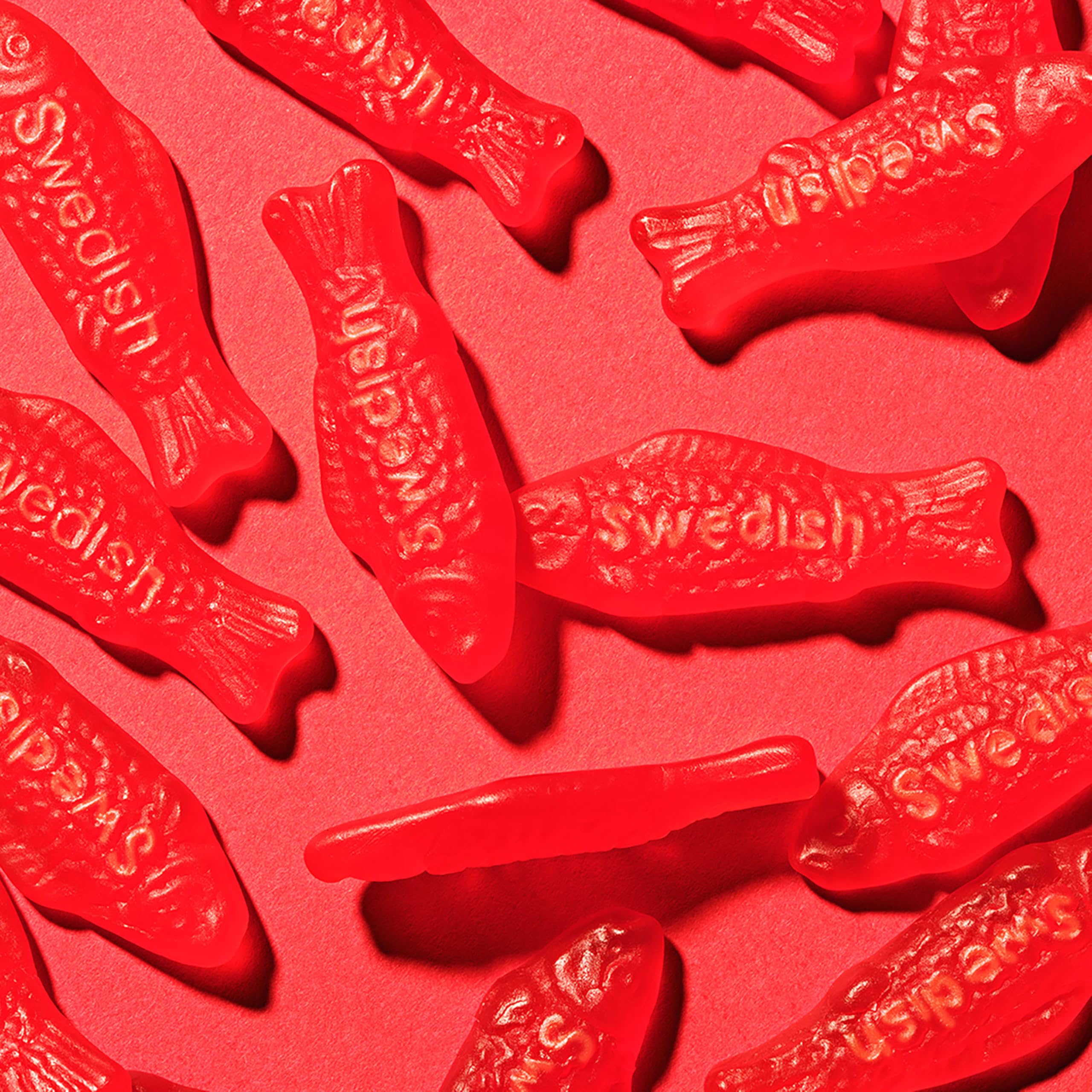 Swedish Fish contenido disperso sobre fondo claro para apreciar forma de pez