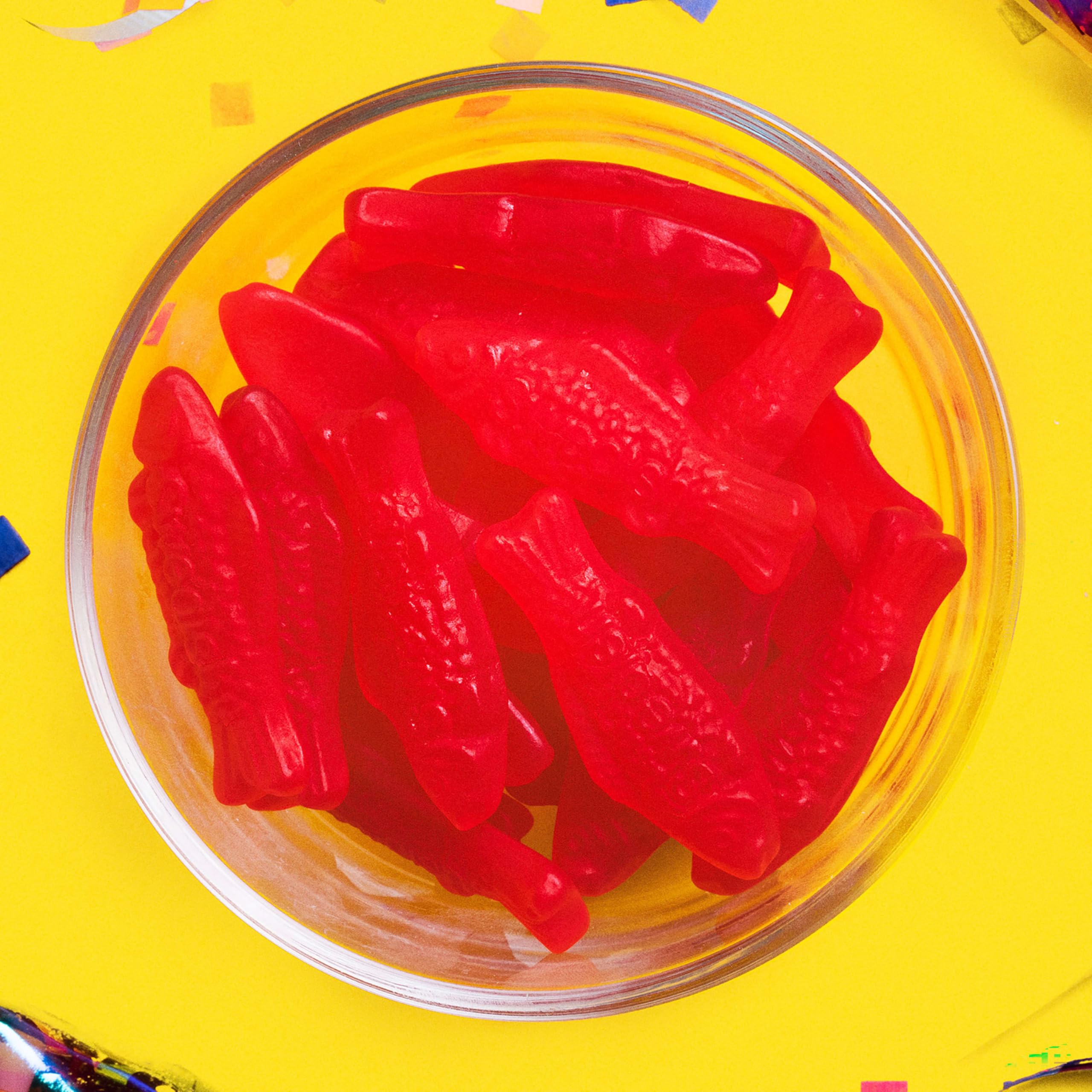 Swedish Fish en mesa de fiesta con colores vivos para decoración y dulces