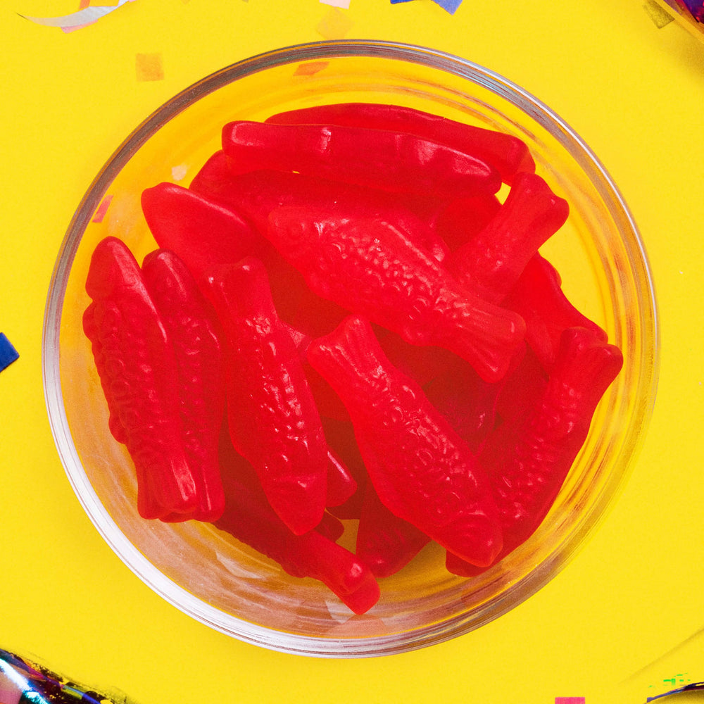 Swedish Fish en mesa de fiesta con colores vivos para decoración y dulces