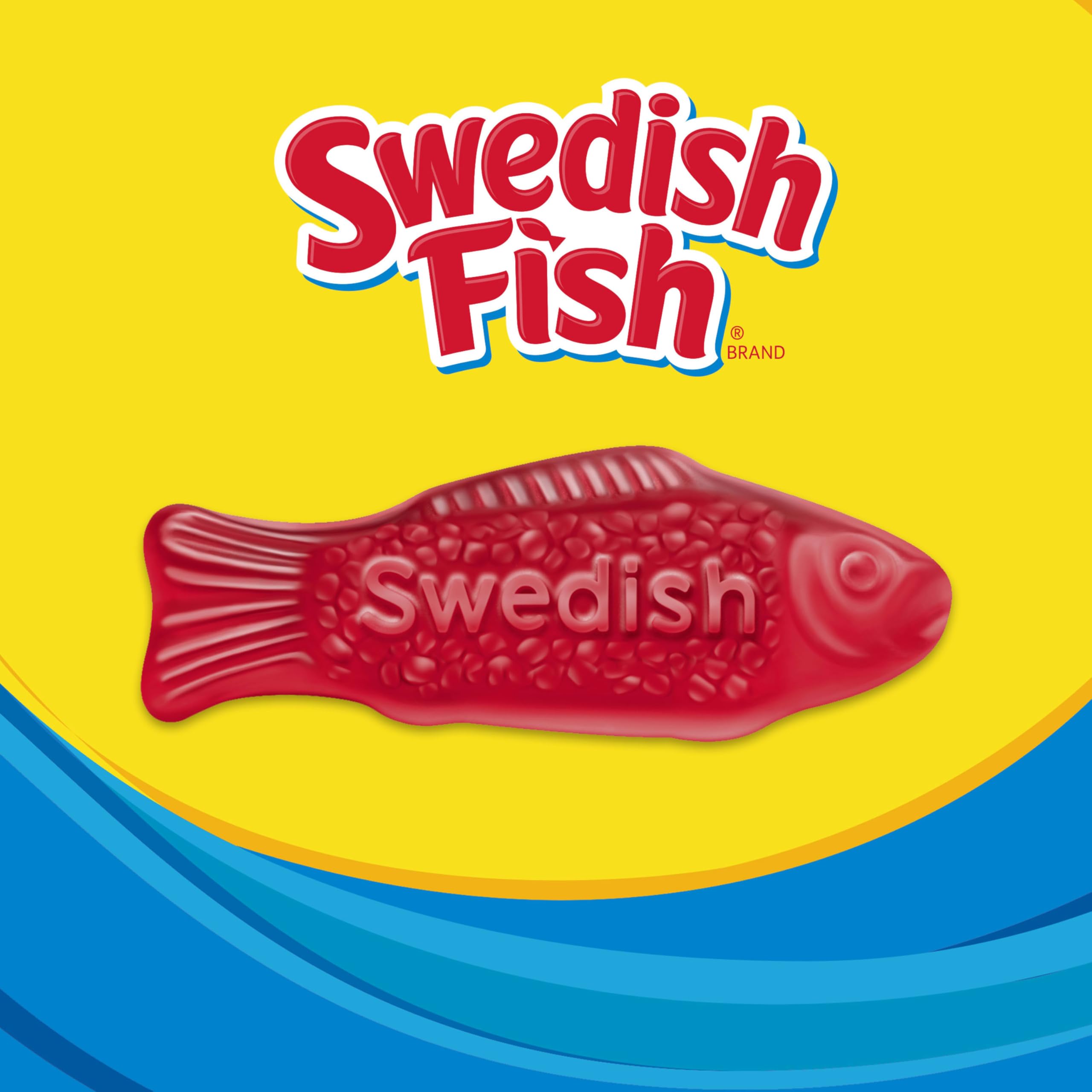 Swedish Fish manos de niño sosteniendo un caramelo con sonrisa