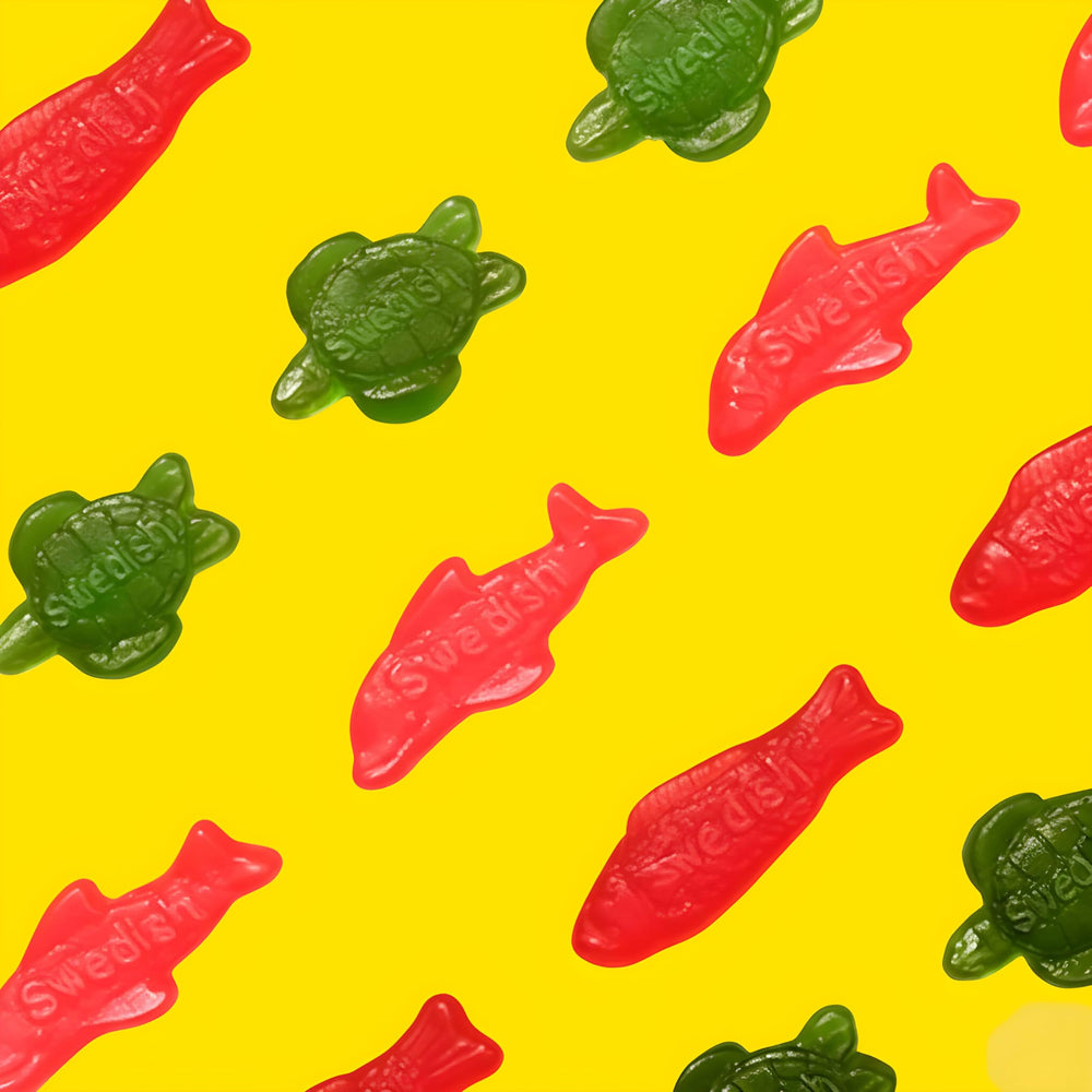 Swedish Fish gomitas servidas en plato para presentación lifestyle