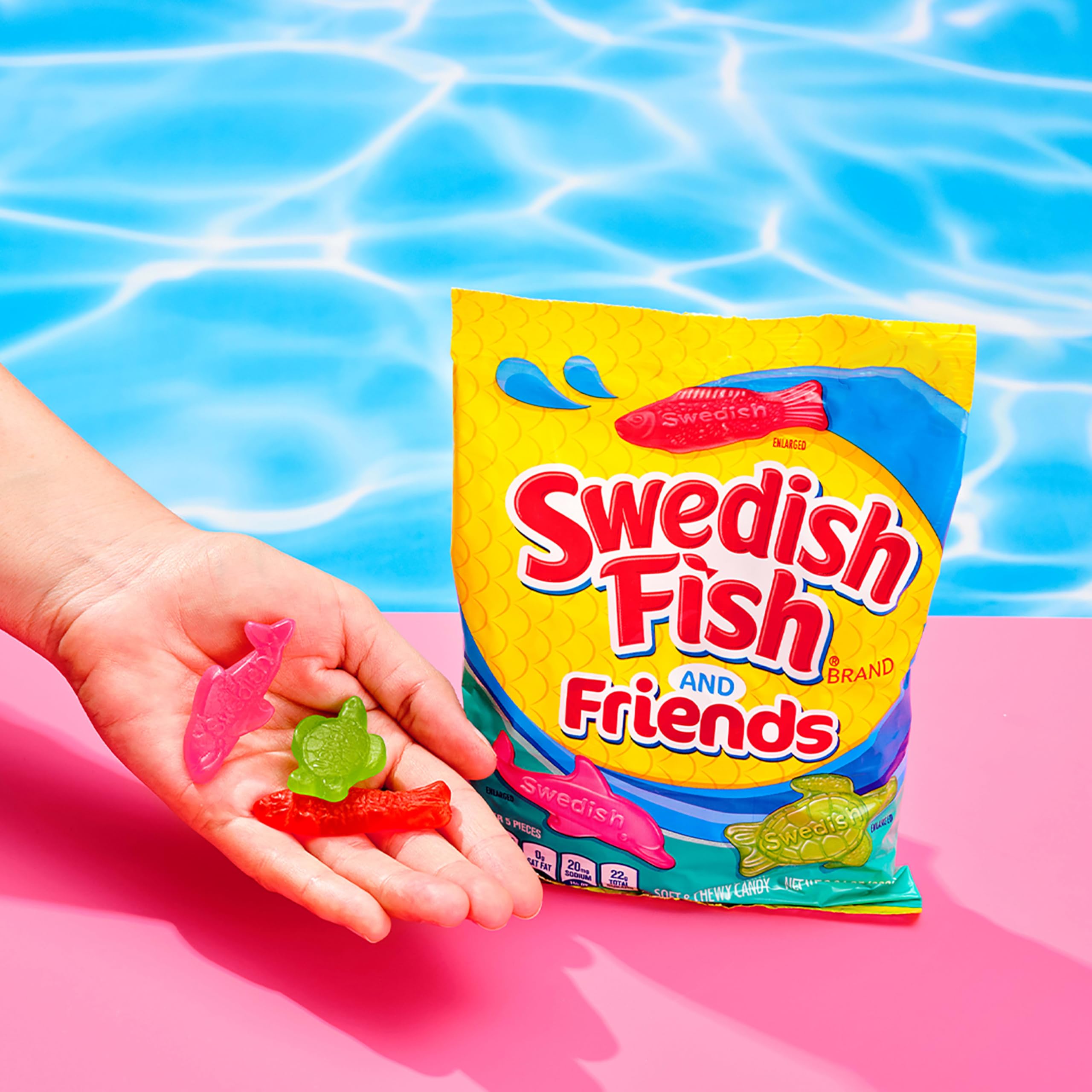 Swedish Fish mesa de fiesta con gomitas como decoración y favor