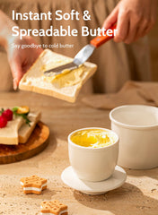 Sweese mantequera en mesa con pan y waffles, facilidad al servir mantequilla
