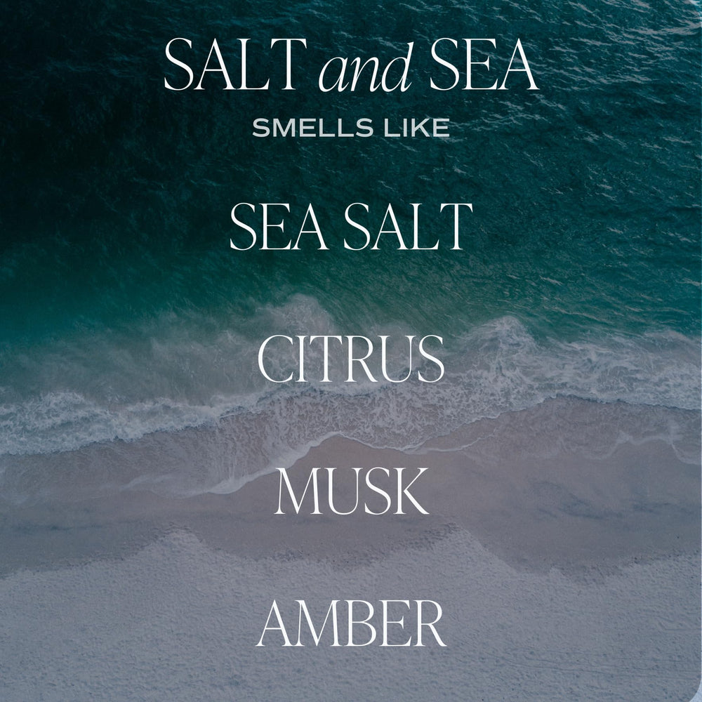 Sweet Water Decor etiqueta en primer plano indicando aroma Sea Salt Citrus & Musk Amber