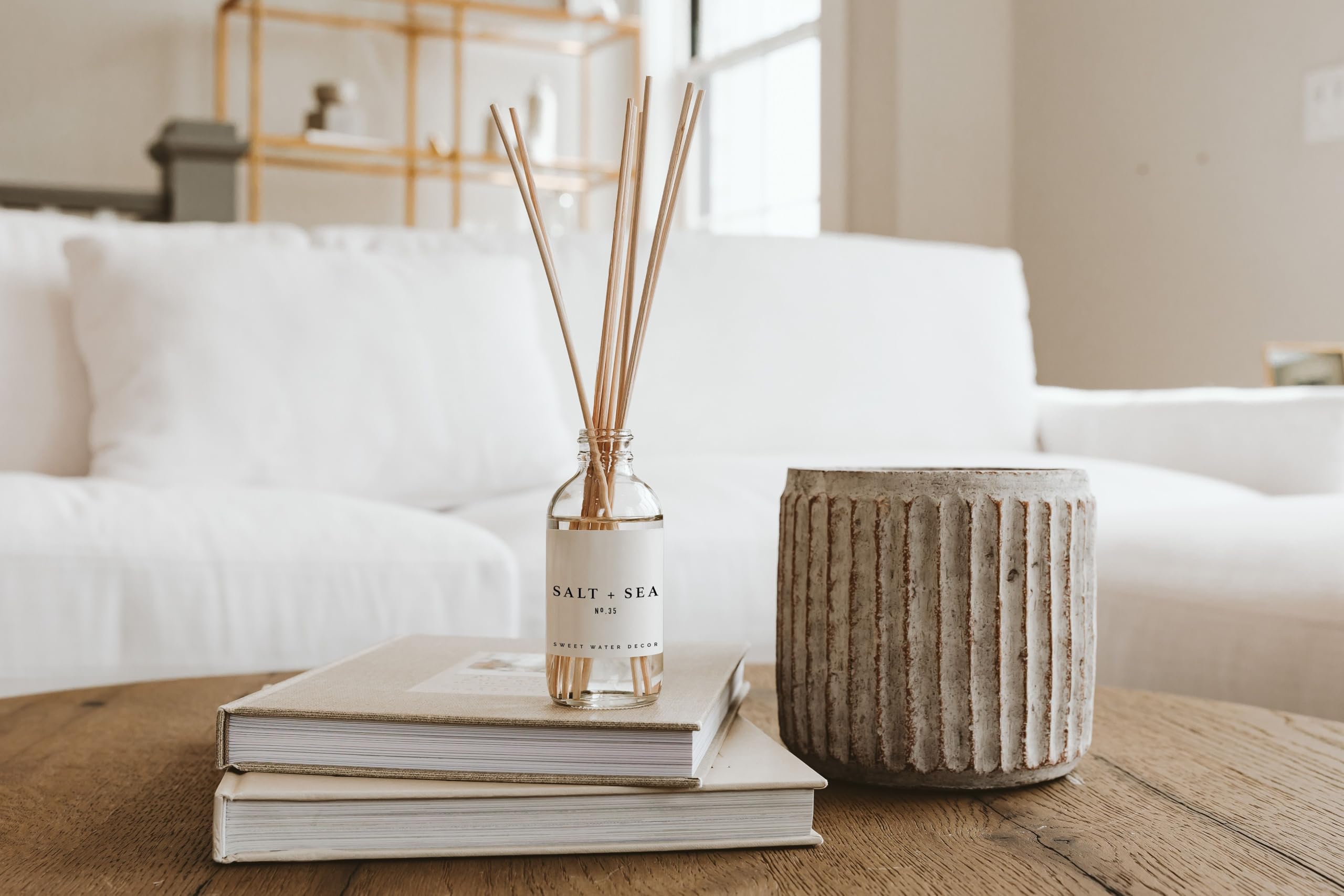 Sweet Water Decor comparación de tamaño junto a objetos de baño para escala
