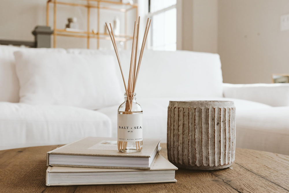 Sweet Water Decor comparación de tamaño junto a objetos de baño para escala