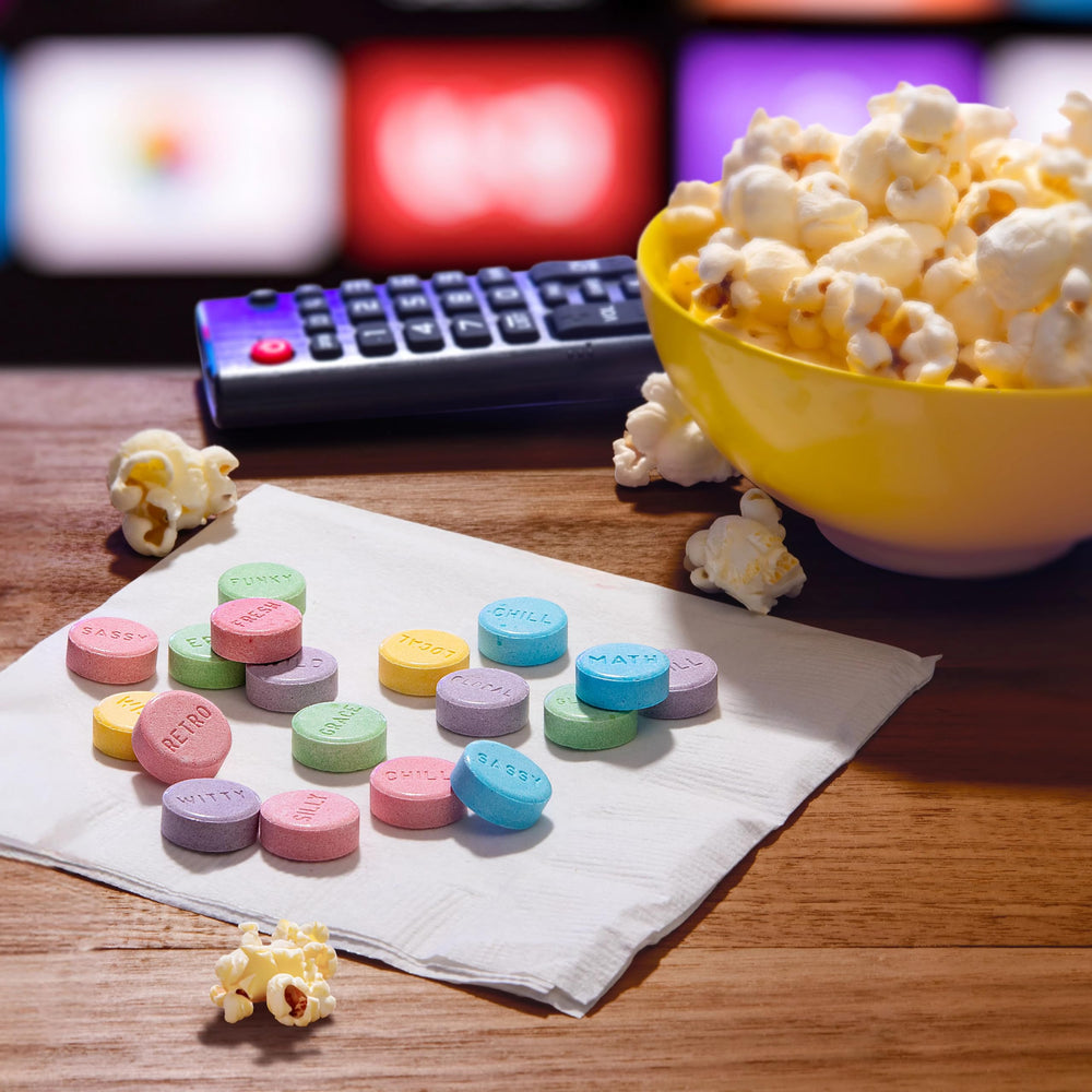 SweeTARTS comparación de tamaño junto a una moneda para referencia