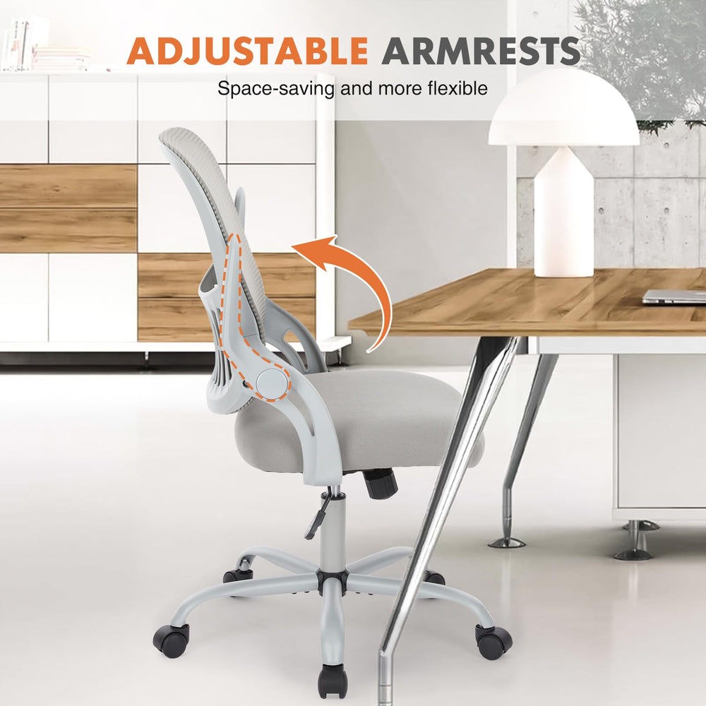 Sweetcrispy silla en uso junto a escritorio mostrando postura ergonómica adecuada
